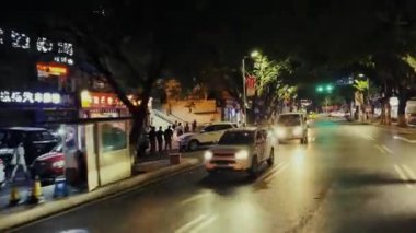 CHONGQING, ÇİN - OKT 2, 2021: Şehir mimarisi ve sokak geceleri otobüsten izleniyor