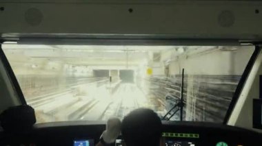 Sürücünün Çin 'deki Chongqing şehrinde çalışan metro treni manzarası.