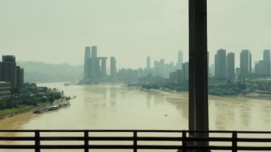 CHONGQING, ÇİN - OKT 2, 2021: Şehir mimarisi ve sokak otobüsten izleniyor