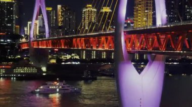 Çin 'in Chongqing şehrinde Dongshuimen Köprüsü' nde metro treni çalışıyor.