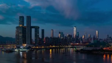 Chongqing şehri zaman çizelgesi Çin 'deki şehir mimarisi ve şehir manzarasının gün batımından gece yarısına kadar.