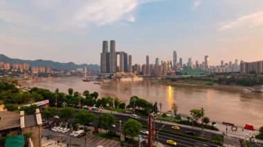 Chongqing şehri zaman çizelgesi Çin 'deki şehir mimarisi ve şehir manzarasının gün batımından gece yarısına kadar.