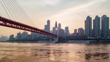 Chongqing şehir mimarisi ve Dongshuimen köprüsü gece vakti Çin 'de.