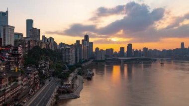 Chongqing şehri zaman çizelgesi Çin 'deki şehir mimarisi ve şehir manzarasının gün batımından gece yarısına kadar.