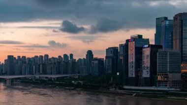 Chongqing şehri zaman çizelgesi Çin 'deki şehir mimarisi ve şehir manzarasının gün batımından gece yarısına kadar.