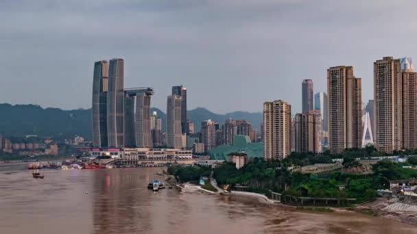 도시의 풍경은 때부터 밤까지 중국의 경관을 보여준다 — 비디오