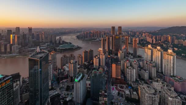 中国城市建筑与城市景观的日落与夜景的重庆市时代特征 — 图库视频影像