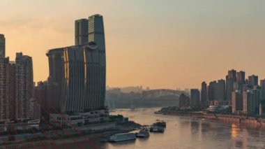 Chongqing şehri zaman çizelgesi Çin 'deki şehir mimarisi ve şehir manzarasının gün batımından gece yarısına kadar.