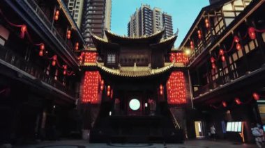 CHONGQING, ÇİN - 2, 2021: gece yarısı eski cadde şehir merkezindeki bar restoranı.