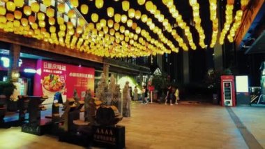 CHONGQING, ÇİN - 2, 2021: gece yarısı eski cadde şehir merkezindeki bar restoranı.