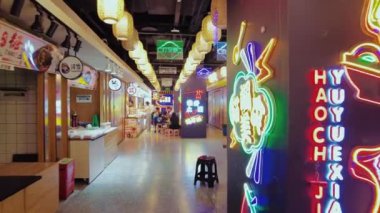 CHONGQING, ÇİN - 2, 2021: gece yarısı eski cadde şehir merkezindeki bar restoranı.