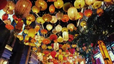 CHONGQING, ÇİN - 2, 2021: gece yarısı eski cadde şehir merkezindeki bar restoranı.
