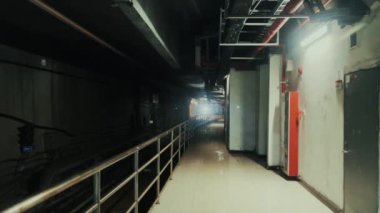 Tren Çin 'in Chongqing şehrinde istasyon platformuna çarpıyor.