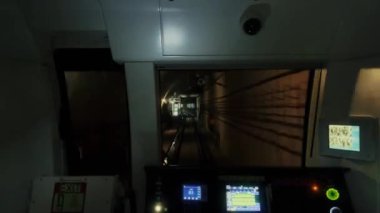 Sürücünün Çin 'deki Chongqing şehrinde çalışan metro treni manzarası.