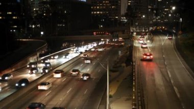 Los Angeles şehir merkezinde modern binalar ve yoğun trafik