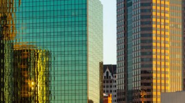 Günbatımından batımına kadar Kaliforniya şehir merkezinde modern ofis binalarının yakın plan görüntüsü.