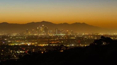 Kaliforniya, Los Angeles şehir merkezinde gündoğumunda modern gökdelen binalarının panoramik görüntüsü