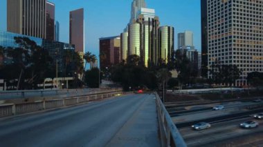 Los Angeles şehir merkezinde modern binalar ve yoğun trafik
