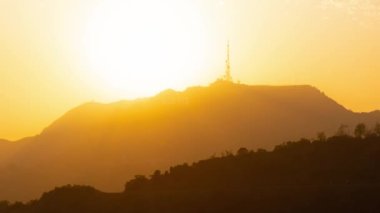 LOS ANGELES, CANIFORNIA, ABD - 2 Nisan 2021: Günbatımından alacakaranlığa Hollywood 'un zamanaşımı görüntüsü