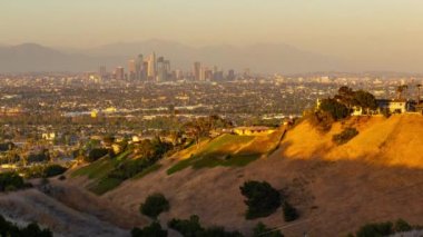 Günbatımından batımına kadar Kaliforniya şehir merkezinde modern gökdelen binalarının panoramik manzarası ve konut evleri