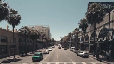 LOS ANGELES, CanIFORNIA, ABD - 2 Nisan 2021: Şehir binaları ve manzaralı sokak gezisi manzarası