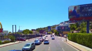 LOS ANGELES, CanIFORNIA, ABD - 2 Nisan 2021: Şehir binaları ve manzaralı sokak gezisi manzarası