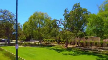 LOS ANGELES, CanIFORNIA, ABD - 2 Nisan 2021: Şehir binaları ve manzaralı sokak gezisi manzarası