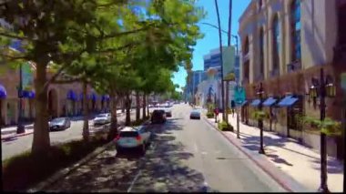 LOS ANGELES, CanIFORNIA, ABD - 2 Nisan 2021: Şehir binaları ve manzaralı sokak gezisi manzarası