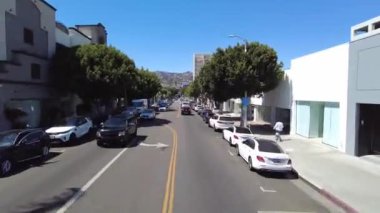 LOS ANGELES, CanIFORNIA, ABD - 2 Nisan 2021: Şehir binaları ve manzaralı sokak gezisi manzarası