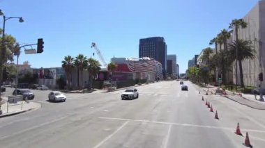 LOS ANGELES, CanIFORNIA, ABD - 2 Nisan 2021: Şehir binaları ve manzaralı sokak gezisi manzarası
