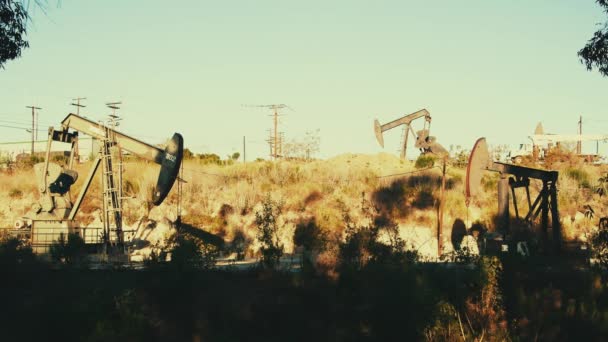 加利福尼亚州洛杉矶油田的石油钻井机 — 图库视频影像