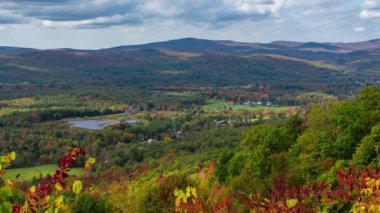 Dağ Sonbahar yeşilliği zaman aşımı görünümü