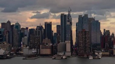 Mimari zaman aşımına uğramış New York şehrinin gökyüzü manzarası