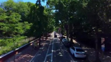 PHILADELPHIA, ABD - 2 Nisan 2021: Sürücünün kentsel konut manzarası