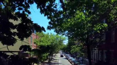 PHILADELPHIA, ABD - 2 Nisan 2021: Sürücünün kentsel konut manzarası