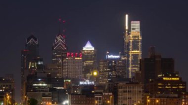 Philadelphia, Pennsylvania, ABD 'de şehrin ufuk çizgisi gün doğumu zaman çizelgesi görüntüsü