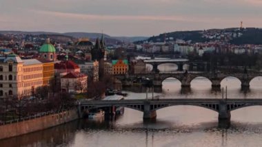 Prag kenti, Çek Cumhuriyeti 'nde ufuk çizgisi mimarisi ve köprü zaman aşımı manzarası.