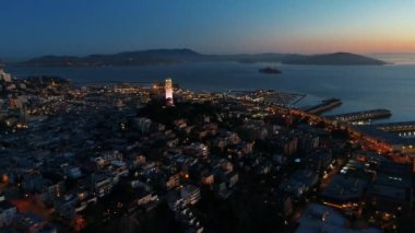 Kaliforniya 'daki gökdelen binalarıyla San Francisco şehir merkezinin havadan görüntüsü.