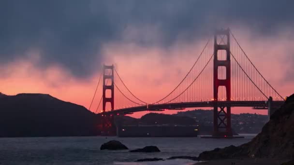 ゴールデンゲートブリッジは サンフランシスコの有名なランドマークとして美しい色で夕暮れ時の景色をタイムラプス — ストック動画