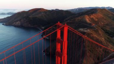 Golden Gate Köprüsü hava manzarası San Francisco 'nun ünlü simgesi.