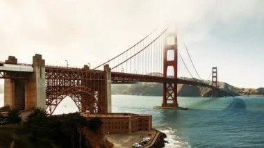 Golden Gate Köprüsü zaman çizelgesi San Francisco 'nun ünlü simgesi olarak gösteriliyor.