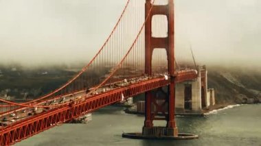 Golden Gate Köprüsü, San Francisco 'nun ünlü simgesi olarak yoğun sis manzaralı.
