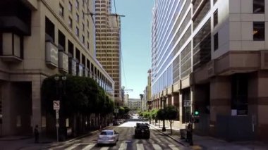 SAN FRANCISCO, ABD - 2 Nisan 2021: Gökdelenler, restoranlar, mağazalar ile şehir merkezi iş merkezi sokak manzarası.