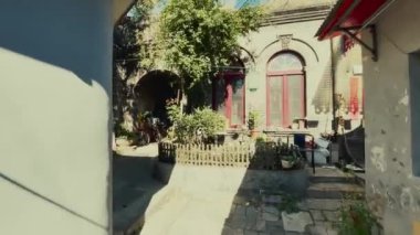 BEIJING, ÇİN - OKT 2, 2021: Tarihi binalarla sokak manzarası