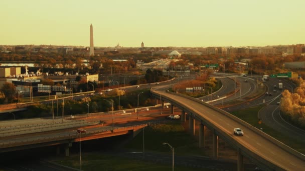 Washington Stadssiluett Med Motorvägsbro Och Trafik Vid Solnedgången — Stockvideo