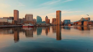 Baltimore şehir manzarası iç körfezdeki rıhtımda.