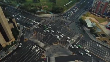 Chengdu Sichuan Çin 'deki yoğun trafiğin olduğu sokak geçişi zamanı.