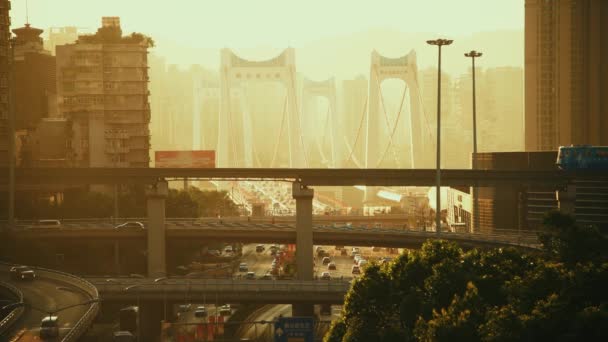重庆地铁 公路桥和日出时繁忙的交通 以及中国的城市建筑 — 图库视频影像