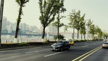 CHONGQING, ÇİN - OKT 2, 2021: Şehir mimarisi ve sokak otobüsten izleniyor