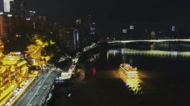 Çin 'in Chongqing şehrindeki Hongyadong' da geleneksel binalar.